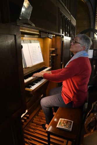 Marie-Françoise Neuville au clavier de l'orgue de Vic-Bigorre